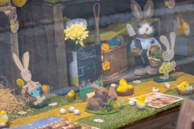 Fransa, 30 Mart 2024: Tavşanlar ve Dekorasyonlarla Paskalya Kutlaması