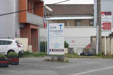 Fransa, 07 Nisan 2024: Kentsel Ayarlarda Evanjelik Kilise Girişi