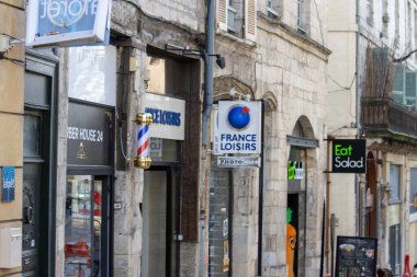 Fransa, 22 Mart 2024: Mağazaların Çeşitliliğine sahip Urban Caddesi