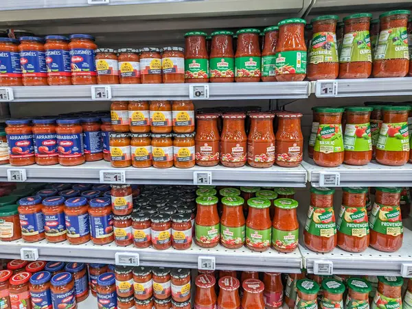 Fransa, 16 Mart 2024: Süpermarket raflarında makarna sosu dizisi