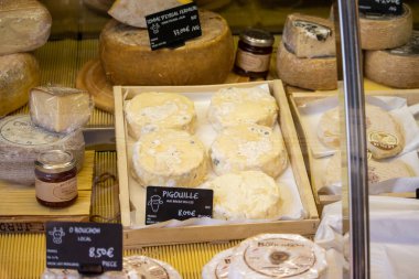 Fransa, 10 Mart 2024: Bir gurme pazarında sergilenen kaliteli Fransız peynirleri