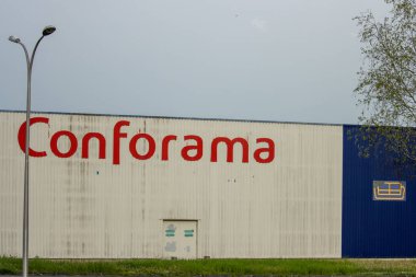 Fransa, 07 Nisan 2024: Bulutlu bir günde konforama mağazası önü