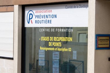 Fransa, 10 Mart 2024: Yol Güvenliği Derneği Sürücü Eğitimi ve Lisans Bulma Kursları Penceresi