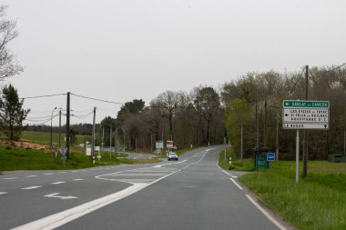 Fransa, 07 Nisan 2024: Fransa 'nın kırsal kesiminde birden fazla hedefe giden yol