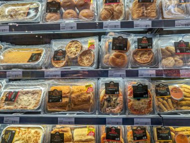 Fransa, 16 Mart 2024: Süpermarkette önceden paketlenmiş yemekler