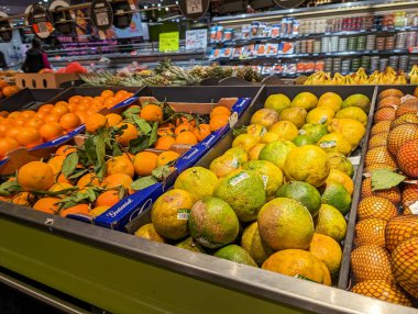 Fransa, 16 Mart 2024: Markette Taze Citrus Meyveleri Gösterimi