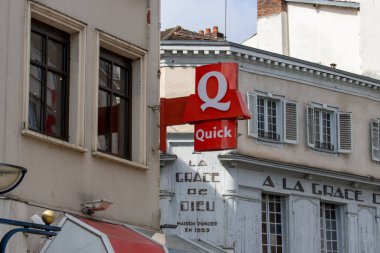 Fransa, 30 Mart 2024: Fransız Şehir Sokağındaki Klasik Hızlı Restoran Cephesi