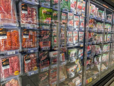 Fransa, 23 Mart 2024: Süpermarkette Paketlenmiş Et Ürünleri Gösterimde