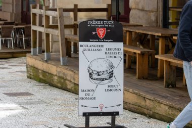 Fransa, 30 Mart 2024: Freres Fransız Burgerleri İlanında Şehir Akşam Yemeği Ayarları