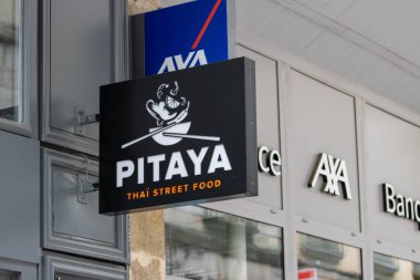 Fransa, 30 Mart 2024: Uluslararası Markalarla Şehir Sahnesi Pitaya ve Fransa 'da AXA