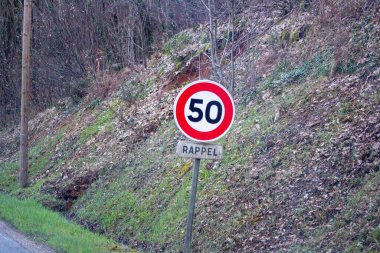 Fransa, 30 Mart 2024: Yol güvenliği hız sınırı işareti ve kırsal kesimde hatırlatıcı özelliği