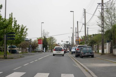 Fransa, 07 Nisan 2024: Trafik ve ticari tabelalı kentsel sokak manzarası