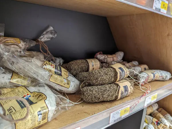 Fransa, 23 Mart 2024: Bir süpermarkette paketlenmiş gurme etleri sergileniyor