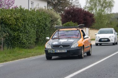 Fransa, 07 Nisan 2024: Turuncu ve siyah Europcar aracı şehir yolunda kentsel ulaşım ve araba kiralama hizmetlerini gösteriyor