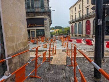 Fransa, 07 Nisan 2024: Şehir Caddesi Sahnesinde İnşaat Engelleri