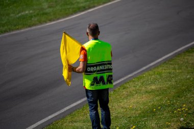 Fransa, 14 Nisan 2024: Racetrack 'te Mareşal Sarı Bayrak Sallıyor