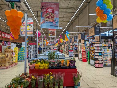 Fransa, 23 Mart 2024: Çiçekli ve balonlu canlı bir süpermarketin içi