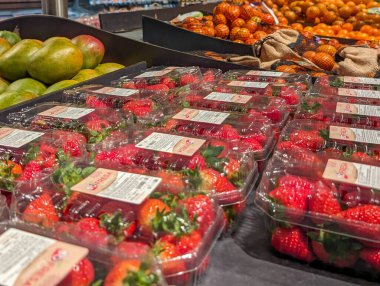 Fransa, 27 Mart 2024: Bir markette canlı çilek gösterisi