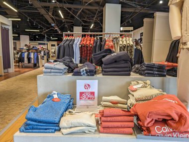 Fransa, 30 Mart 2024: Calvin Klein elbise sergisi ve bir perakende mağazasında satış promosyonu