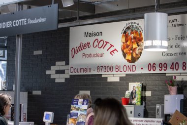 Fransa, 30 Mart 2024: Fransız pazarındaki yerel üretici Maison Didier Cotte 'un çeşitli kümes hayvanları ve korunmuş gıda ürünlerinin yer aldığı görüntüsü.