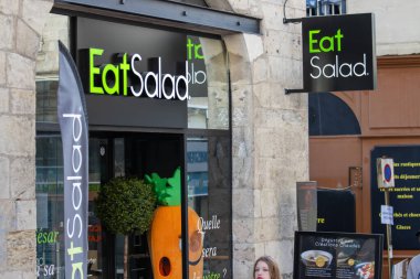 Fransa, 22 Mart 2024: Kentsel Ayarlardaki Salata Restoranı Dükkanı