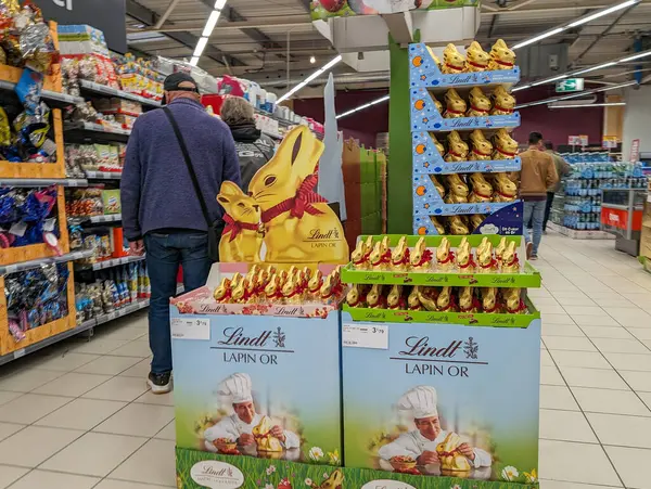 Fransa, 25 Mart 2024: Markette Paskalya Çikolatası Gösterimi Lindt Brand