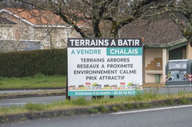 Fransa, 30 Mart 2024: Chalais 'de inşaat arsaları için reklam panosu
