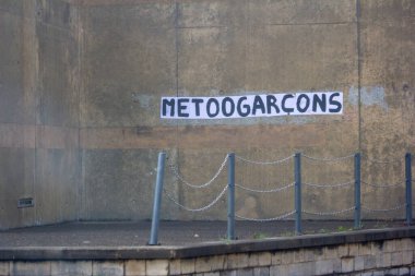 Fransa, 30 Mart 2024: Grafiti ile Şehir Duvarı 
