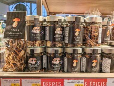 Fransa, 27 Mart 2024: Bir gurme dükkanında çeşitli kurutulmuş mantar seçimleri