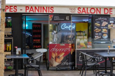 Fransa, 07 Nisan 2024: Panini, krep ve churros sunan bir kafe.