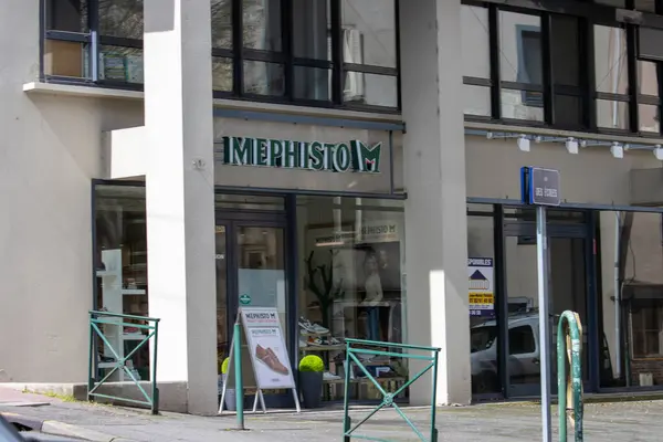 2024年3月30日 Mephisto鞋店在城市街道上的场景 — 图库照片