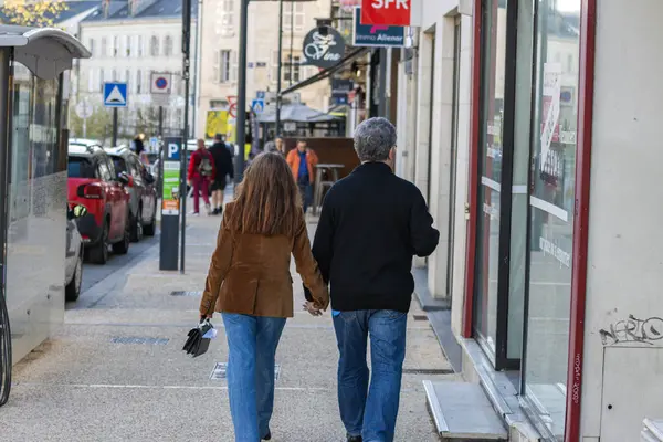 Franța Martie 2024 Cuplu Care Ține Mâinile Jos Strada Urbană — Fotografie, imagine de stoc