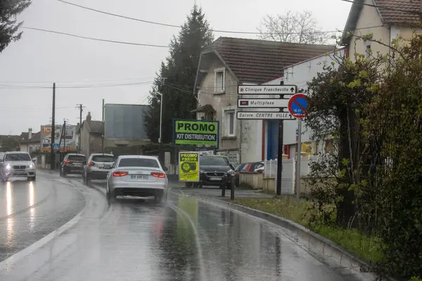 Γαλλία Απριλίου 2024 Βροχερή Οδός Αυτοκίνητα Στην Προαστιακή Περιοχή — Φωτογραφία Αρχείου