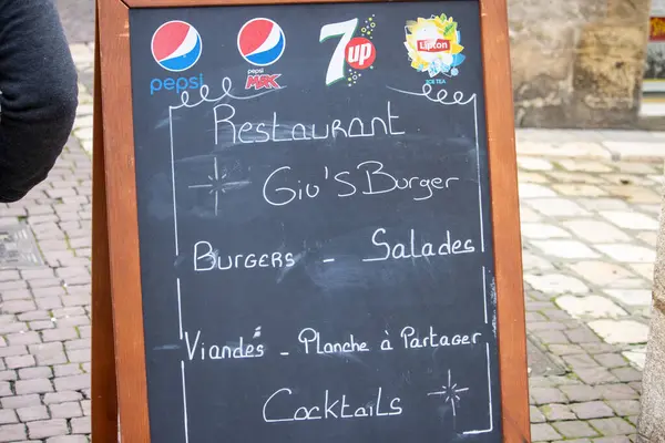 フランス 2024 レストランチョークボード広告ハンバーガーとサラダ — ストック写真