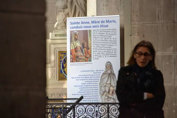 2024年3月30日 一个宗教遗址的内景 海报上有圣安和一名游客的画像 — 图库照片