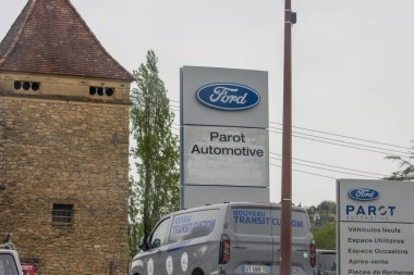 Fransa, 07 Nisan 2024: Ford Parot Otomotiv Taş bir binanın önünde.