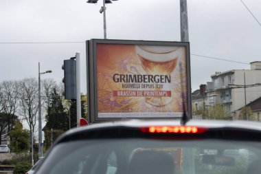 Fransa, 30 Mart 2024: Grimbergen bira reklamı şehir ortamında.