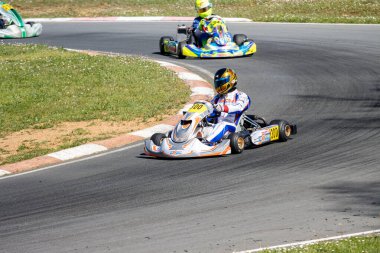 Fransa, 14 Nisan 2024: Go-kart yarışçıları bir pistte yarışıyor.