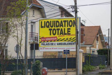 Fransa, 07 Nisan 2024: Perigueux 'da tasfiye satış tabelası