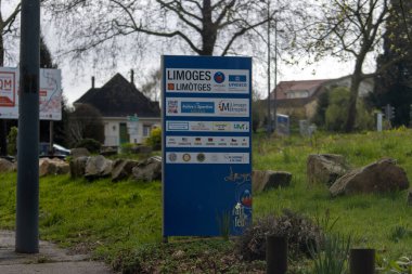 Fransa, 30 Mart 2024: Şehir bilgileriyle Limoges 'da imza panosu
