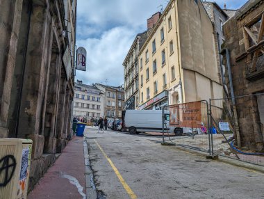 Fransa, 30 Mart 2024: İnşaatla uğraşan şehir caddesi.