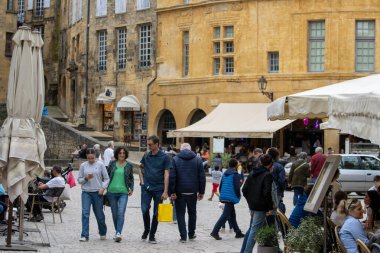 Fransa, 07 Nisan 2024: Yerel halk ve turistlerin bulunduğu tarihi Avrupa kasabasında hayat dolu sokak sahnesi