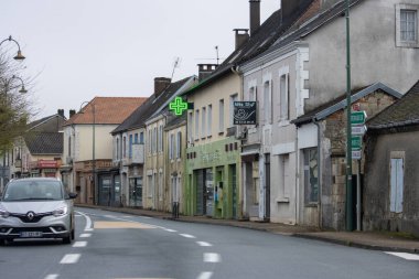 Fransa, 30 Mart 2024: Fransa 'da Eczane Haçı ile Küçük Şehir Sokak Sahnesi