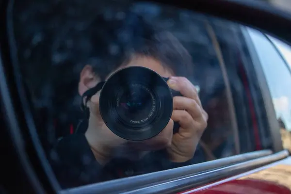 フランス 2024年3月30日 写真家は自動車のサイドミラーを通して自画像を撮る — ストック写真