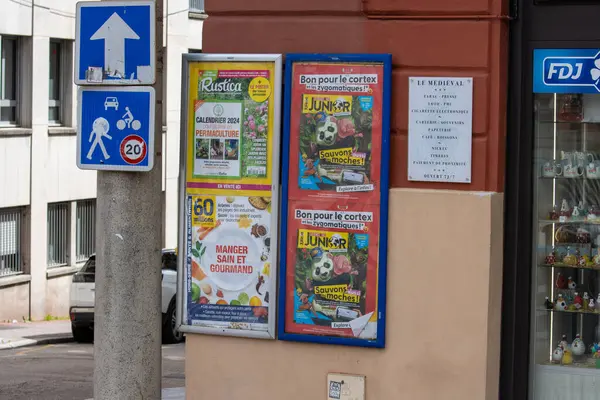 Frankreich März 2024 Straßenszene Mit Verkehrsschildern Werbeplakaten Und Schaufenster — Stockfoto