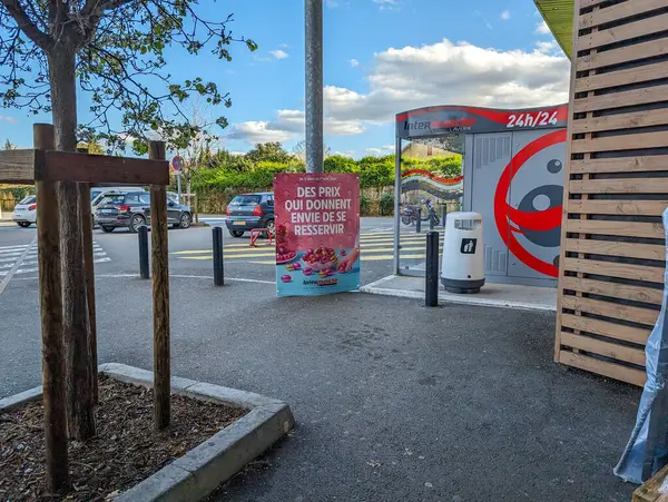フランス 3月2024 広告付き都市駐車場 — ストック写真