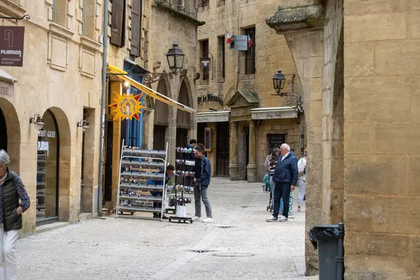 Frankreich April 2024 Menschen Spazieren Einer Historischen Straße Mit Geschäften — Stockfoto
