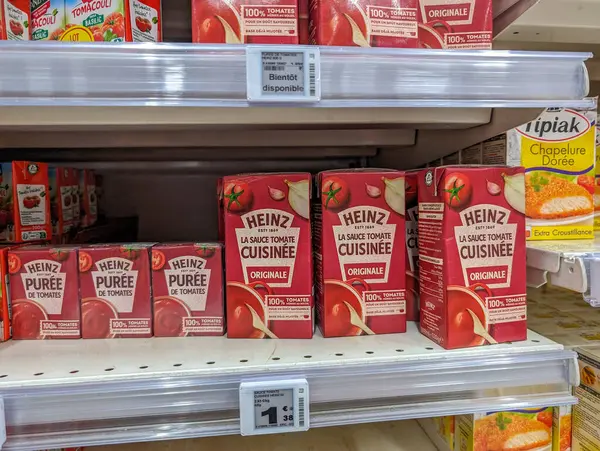 フランス 2024 スーパーマーケット棚のハインツトマトソース製品 — ストック写真