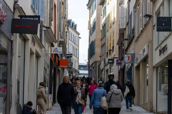 Frankreich März 2024 Überfüllte Fußgängerzone Der Innenstadt Mit Sichtbaren Ladenschildern — Stockfoto