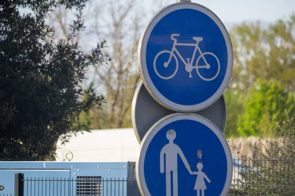 フランス 2024 都市設定で自転車や歩行者のための交通標識 — ストック写真